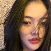 Aku bekerja keras di DIA tapi aku tidak bisa melampaui BEP jadi aku menerima 700 ribu won sebulan dari orang tuaku walaupun situasi keluargaku sulit. Ayahku membuka restoran jjamppong di Pulau Jeju ketika siang dan bekerja jadi chef di hotel kecil saat malam. Ibuku berhenti kerja saat melahirkan jadi ada keterbatasan jadi dia mencari pekerjaan di pabrik,Foto: Instagram