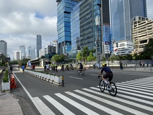 Polisi Evakuasi Warga Pingsan Saat Lari di CFD Sudirman