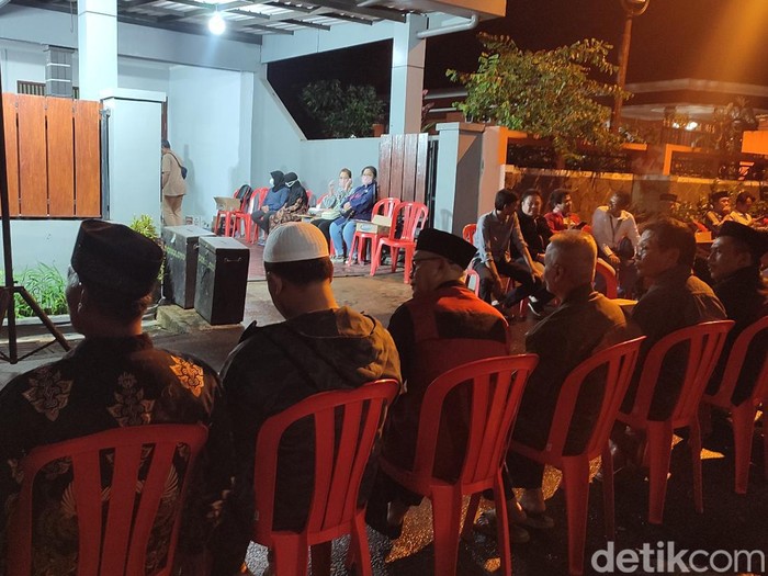 Suasana rumah duka Ketua DPRD Jateng Bambang Kusriyanto di Susukan, Ungaran Timur, Kabupaten Semarang, Minggu (2/4/2023).