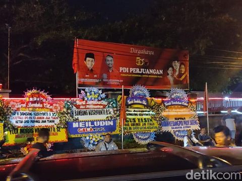 Suasana rumah duka Ketua DPRD Provinsi Jateng, Bambang Kusriyanto, di Jalan Brigjen Katamso, Susukan, Ungaran Timur, Kabupaten Semarang, Minggu (2/4/2023) malam.