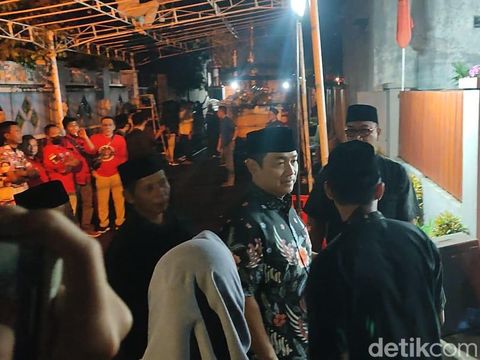Suasana rumah duka Ketua DPRD Provinsi Jateng, Bambang Kusriyanto, di Jalan Brigjen Katamso, Susukan, Ungaran Timur, Kabupaten Semarang, Minggu (2/4/2023) malam.