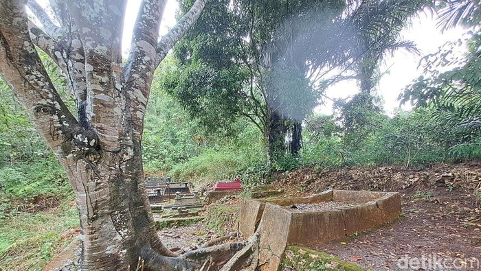 Tiga makam di sekitar Masjid Tiban Gunung Cilik atau Sabiilul Muttaqin di Dusun Pakem Desa Sumberagung Kecamatan Pracimantoro Wonogiri.
