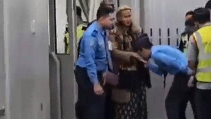 Tiga petugas Avsec Bandara Soekarno-Hatta dipecat karena mengawal Bahar bin Smith setelah turun dari pesawat.