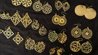 Logam tersebut kemudian dibentuk dengan tangan menjadi gelang, kalung, cincin, dan anting yang rumit untuk dijual seharga $5 hingga $20 per potong di pasar yang populer di kalangan turis. 