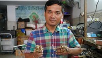 Yang dianggap aman dicairkan dan dituangkan ke dalam cetakan silinder sebelum didinginkan dalam seember air. 