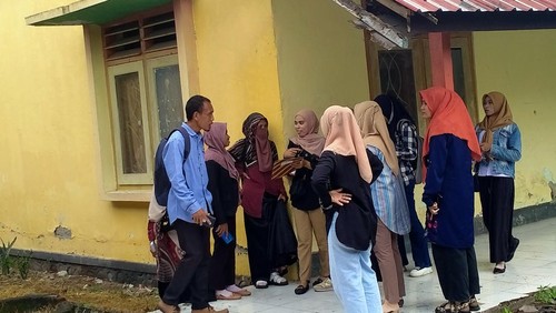 Warga berhamburan menyelamatkan diri keluar rumah dan gedung saat ada gempa M 5,8 Bima, Minggu (2/4/2023). (Faruk Nickyrawi)