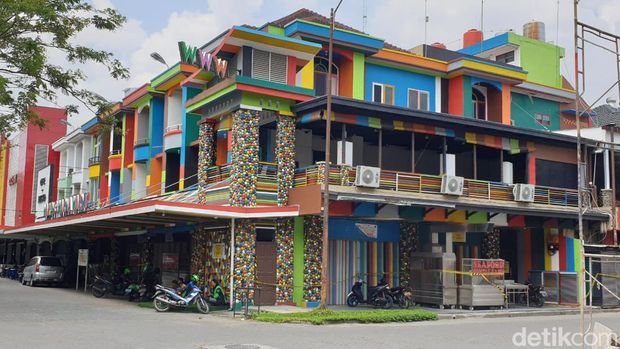 Warung Warna Warni yang dijadikan markas judi online. (Goklas Wisely/detikSumut)