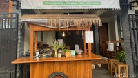 Di kawasan Serpong, Tangerang ada sebuah angkringan yang buka di halaman rumah. Bernama Wedang Rempah Hangat ada racikan wedang dan berbagai makanan enak. Foto: detikcom