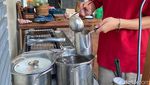 Slurrp! Hangatnya Wedang Rempah Ditemani Ketan Bakar yang Pulen