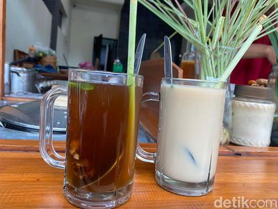 Slurrp! Hangatnya Wedang Rempah Ditemani Ketan Bakar yang Pulen