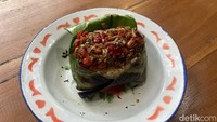 Nasi bakar tersedia dalam dua varian, yaitu nasi teri dan nasi cumi. Nasi terinya dilengkapi dengan kacang tanah goreng. Foto: detikcom