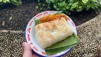 Jika tak ingin makan nasi, kamu juga bisa memesan ketan bakar. Ketan yang pulen dibakar hingga kecokelatan dan dibubuhi bumbu serundeng yang gurih nikmat. Foto: detikcom