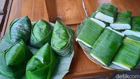 Selain racikan wedangnya, di sini juga ada berbagai makanan yang menarik untuk dicoba. Seperti nasi atau ketan bakar yang juga laris dipesan pelanggan. Foto: detikcom