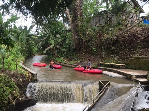 Wisata Air Desa Celuk Asasuka menawarkan atraksi wisata tubing dengan menelusuri aliran Sungai Wos Teben atau Gunung Rata yang bersumber dari aliran sungai Gunung Lebah di Ubud.