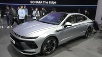 Selain itu, pameran ini juga menampilkan teknologi terbaru dalam mobil otonom, seperti sistem pengemudi otonom level 4 yang dikembangkan oleh GM Korea. Teknologi ini memungkinkan mobil untuk mengemudi sendiri di jalan tol dan jalan bebas hambatan. 