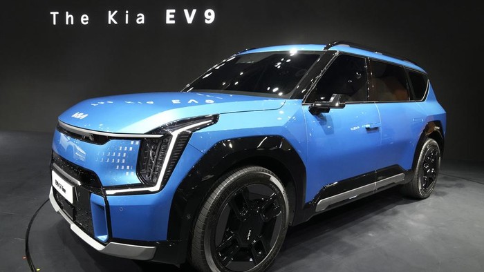 Wow! Mobil Masa Depan Ramah Lingkungan Dominasi Seoul Mobility Show Kia's EV9 GT-line vehicle is unveiled during the media day at the Seoul Mobility Show in Goyang, South Korea, Thursday, March 30, 2023. The Seoul Mobility Show will be held from March 31 to April 9. (AP Photo/Lee Jin-man)