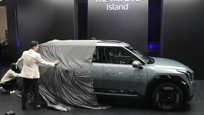 Wow! Mobil Masa Depan Ramah Lingkungan Dominasi Seoul Mobility Show Kia's EV9 vehicle is unveiled during the media day at the Seoul Mobility Show in Goyang, South Korea, Thursday, March 30, 2023. The Seoul Mobility Show will be held from March 31 to April 9. (AP Photo/Lee Jin-man)