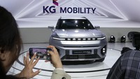 Kendaraan listrik KG Mobility Torres EVX diresmikan saat media day di Seoul Mobility Show di Goyang. 