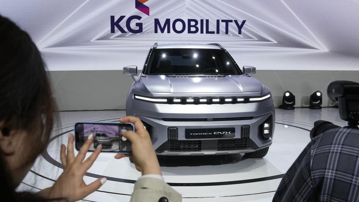 Wow! Mobil Masa Depan Ramah Lingkungan Dominasi Seoul Mobility Show KG Mobility Torres EVX electric vehicle is unveiled during the media day at the Seoul Mobility Show in Goyang, South Korea, Thursday, March 30, 2023. The Seoul Mobility Show will be held from March 31 to April 9. (AP Photo/Lee Jin-man)