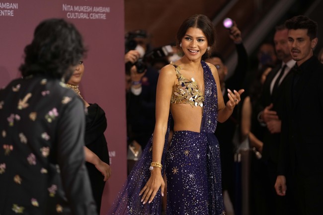 Zendaya menjadi salah satu bintang Hollywood yang menghadiri Nita Mukesh Ambani Cultural Centre (NMACC) Gala di Mumbai, India, pada Sabtu (1/4/2023). Sesuai namanya, acara ini digelar oleh Nita Ambani, istri Mukesh Ambani, orang terkaya di Asia dan 10 besar di dunia versi Bloomberg. (Foto: AP Photo/Rajanish Kakade)