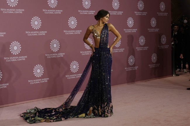 Bintang serial Euphoria ini lantas memanfaatkan kesempatan tersebut untuk merayakan budaya lokal. Di karpet merah, menebar pesonanya dalam balutan gaun bersiluet sari karya desainer India Rahul Mishra. (Foto: AP Photo/Rajanish Kakade)