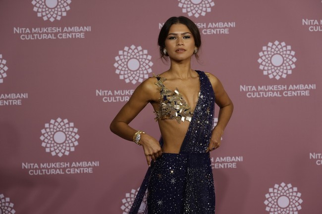 Busana Zendaya dilengkapi bra emas yang menonjolkan aura seksi aktris pemenang Emmy Awards ini. (Foto: AP Photo/Rajanish Kakade)