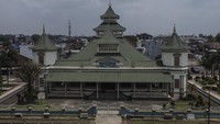Foto udara Situs Masjid Kuno Manonjaya di Kabupaten Tasikmalaya, Jawa Barat, Rabu (29/3/2023). Masjid Agung Manonjaya yang dibangun pada masa Bupati Wiradadaha VIII tahun 1834 itu telah ditetapkan sebagai bangunan cagar budaya. ANTARA FOTO/Adeng Bustomi  