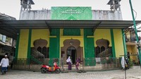 Warga berjalan keluar usai melaksanakan shalat di Masjid Nurul Hikmah, Palangka Raya, Kalimantan Tengah, Sabtu (1/4/2023). Masjid yang didirikan pada Tahun 1962 Masehi oleh Muhammad Madjedi tersebut telah mengalami beberapa kali renovasi dan merupakan masjid tertua yang ada di Kota Palangka Raya. ANTARA FOTO/Auliya Rahman  