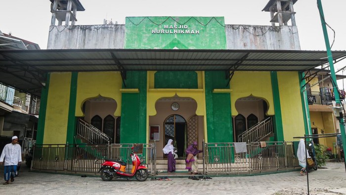 10 Masjid Tertua di Tanah Air, Ada yang Dibangun Tahun 1389 Warga berjalan keluar usai melaksanakan shalat di Masjid Nurul Hikmah, Palangka Raya, Kalimantan Tengah, Sabtu (1/4/2023). Masjid yang didirikan pada Tahun 1962 Masehi oleh Muhammad Madjedi tersebut telah mengalami beberapa kali renovasi dan merupakan masjid tertua yang ada di Kota Palangka Raya. ANTARA FOTO/Auliya Rahman/Lmo/hp.