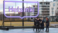 Posisi pertama ada Finlandia. Menurut laporan tersebut, Finlandia memimpin peringkat negara paling bahagia di dunia selama enam tahun berturut-turut. Takimoto Marina/SOPA Images/LightRocket/Getty Images