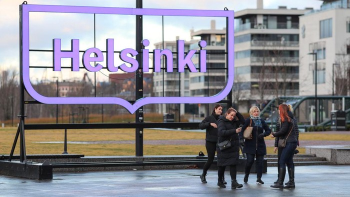 10 Negara Paling Bahagia di Dunia HELSINKI, UUSIMAA, FINLAND - 2021/11/18: Group of women take pictures in Kansalaistori square.
In November 2021 all Covid-19 restrictions were lifted in Finland. People walked around without masks and all public places were open. (Photo by Takimoto Marina/SOPA Images/LightRocket via Getty Images)
