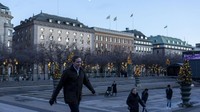 Posisi keenam ada Swedia. Ternyata, melalui laporan tersebut diketahui selama tiga tahun terakhir kematian dan kepenatan yang dialami penduduk tidak mempengaruhi tingkat kebahagiaan global secara signifikan. Beberapa matriks kebahagiaan tetap stabil bahkan meningkat selama pandemi. Narciso Contreras/Anadolu Agency/Getty Images