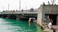 Posisi kedelapan ada Swiss. Enam variabel kunci yang diukur oleh laporan tersebut adalah pendapatan (PDB per kapita), dukungan sosial, harapan hidup sehat, kebebasan untuk menentukan pilihan hidup, kedermawanan, dan kebebasan dari korupsi. Giovanni Mereghetti/UCG/Universal Images Group/Getty Images