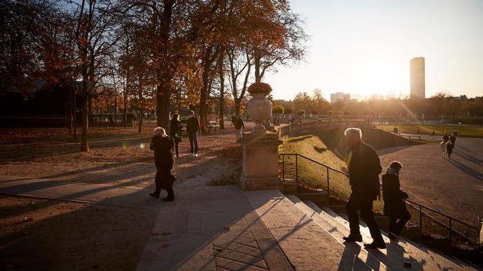 PARIS, FRANCE - NOVEMBER 05: Parisians enjoy the Autumnal sunshine in the Jardin du Luxembourg one week into a national confinement lockdown as the Covid-19 Pandemic worsens in France on November 05, 2020 in Paris, France. France imposed another national lockdown last week lasting a minimum of four weeks as the number of coronavirus cases soar during the second wave.  (Photo by Kiran Ridley/Getty Images)