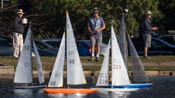 10 Negara Paling Bahagia di Dunia Model Yacht Club members sail radio controlled model yachts on theΒ Lake Victoria in Hagley ParkΒ in Christchurch, New Zealand on May 22, 2021.Β (Photo by Sanka Vidanagama/NurPhoto via Getty Images)