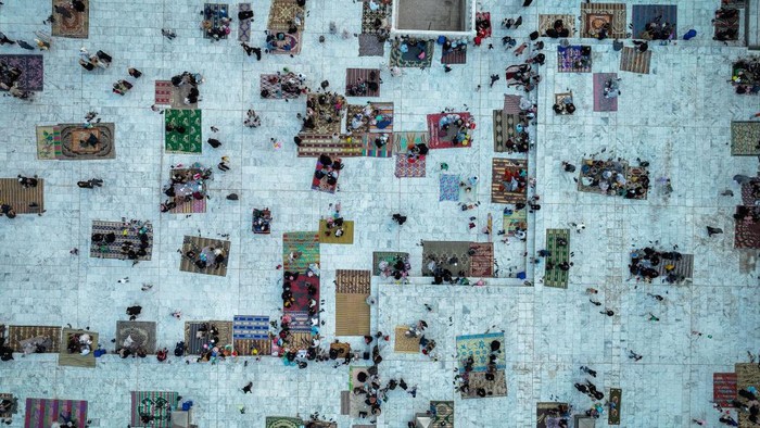BAGHDAD, IRAQ - MARCH 30: An aerial view of the Abdul-Qadir Gilani Complex as Muslims gather to have Iftar, fast-breaking evening meal, on the 8th day of the Holy month of Ramadan in Baghdad, Iraq on March 30, 2023. (Photo by Murtadha Al-Sudani/Anadolu Agency via Getty Images)