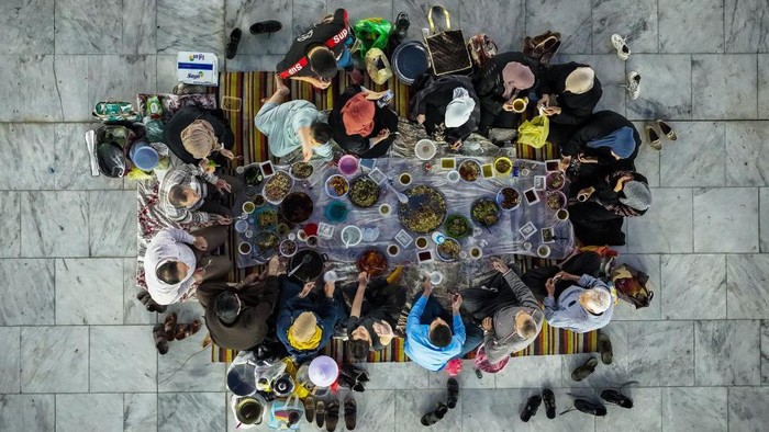BAGHDAD, IRAQ - MARCH 30: An aerial view of the Abdul-Qadir Gilani Complex as Muslims gather to have Iftar, fast-breaking evening meal, on the 8th day of the Holy month of Ramadan in Baghdad, Iraq on March 30, 2023. (Photo by Murtadha Al-Sudani/Anadolu Agency via Getty Images)