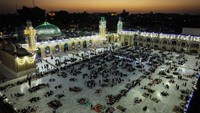 Foto drone memperlihatkan suasana di Kompleks Abdul-Qadir Gilani, Baghdad, Irak, jelang waktu berbuka puasa.