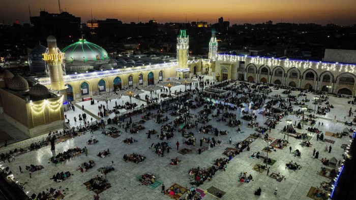 BAGHDAD, IRAQ - MARCH 30: An aerial view of the Abdul-Qadir Gilani Complex as Muslims gather to have Iftar, fast-breaking evening meal, on the 8th day of the Holy month of Ramadan in Baghdad, Iraq on March 30, 2023. (Photo by Murtadha Al-Sudani/Anadolu Agency via Getty Images)