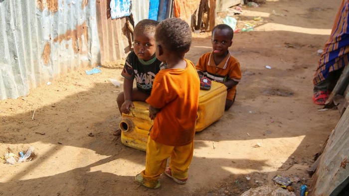 MOGADISHU, SOMALIA - MARCH 24: Irregular migrants displaced by terrorist group al-Shabaab survive under harsh conditions due to not providing humanitarian aid during holy month of Ramadan at the camp area, in Mogadishu, Somalia on March 24, 2023. (Photo by Abukar Mohamed Muhudin/Anadolu Agency via Getty Images)