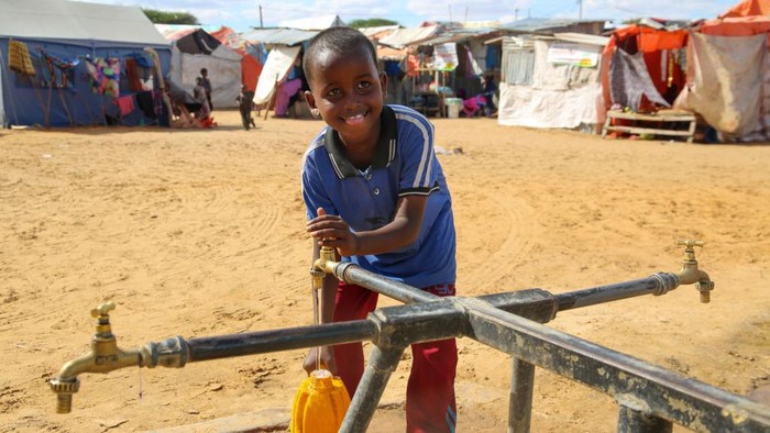 1250660273 MOGADISHU, SOMALIA - MARCH 24: Irregular migrants displaced by terrorist group al-Shabaab survive under harsh conditions due to not providing humanitarian aid during holy month of Ramadan at the camp area, in Mogadishu, Somalia on March 24, 2023. (Photo by Abukar Mohamed Muhudin/Anadolu Agency via Getty Images)