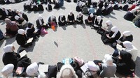 Mereka berkumpul dan membuat lingkaran dalam 30 kelompok yang terbagi dalam 20 orang.