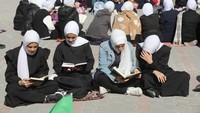 Tadarus Al-Quran tersebut dilakukan selama Bulan Suci Ramadan disela waktu istirahat.  