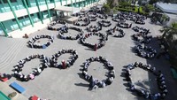 Foto aerial menunjukkan sejumlah siswa SMA di kamp pengungsian Nuseirat, Gaza, saat tadarus Al-Quran, Senin (3/4/2023).