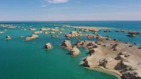 Sebagian besar bentang alam di Yardang merupakan lahan gersang. Tapi bebatuan ini merupakan pengecualian. Taman Geologi ini terdiri dari bentang alam Yardang dan Danau Yahu. Bentuk lahan air Yardang yang unik ini terbentuk akibat curah hujan dari pegunungan.