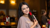 Pesona Adelia Zizi pakai dress abu-abu. (Foto: Dok. Instagram)