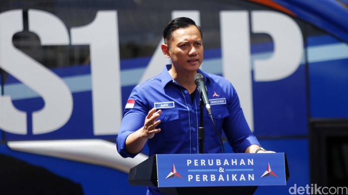 AHY memberikan keterangan pers terkait langkah Kepala KSP Moeldoko mengajukan PK untuk merebut Partai Demokrat. AHY mengaku siap menghadapi Moeldoko.