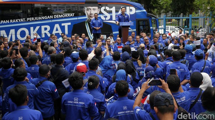 AHY memberikan keterangan pers terkait langkah Kepala KSP Moeldoko mengajukan PK untuk merebut Partai Demokrat. AHY mengaku siap menghadapi Moeldoko.