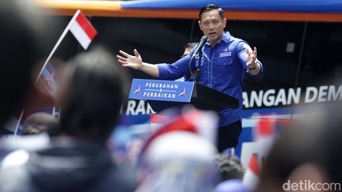 AHY memberikan keterangan pers terkait langkah Kepala KSP Moeldoko mengajukan PK untuk merebut Partai Demokrat. AHY mengaku siap menghadapi Moeldoko.