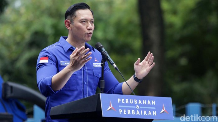 AHY memberikan keterangan pers terkait langkah Kepala KSP Moeldoko mengajukan PK untuk merebut Partai Demokrat. AHY mengaku siap menghadapi Moeldoko.